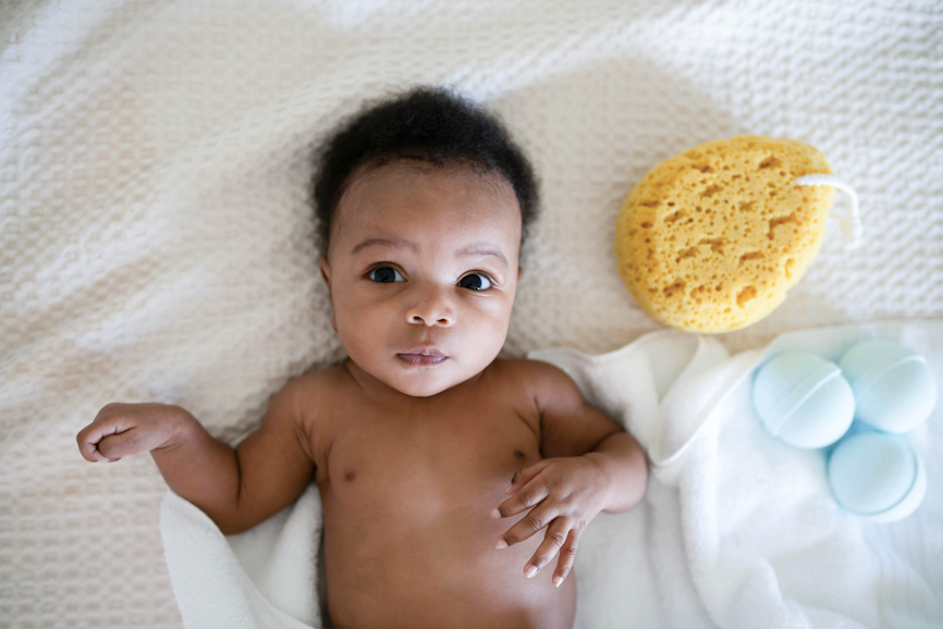 
            
                Load image into Gallery viewer, Black baby laying down next to My Mommy Wisdom Congestion Bombs
            
        